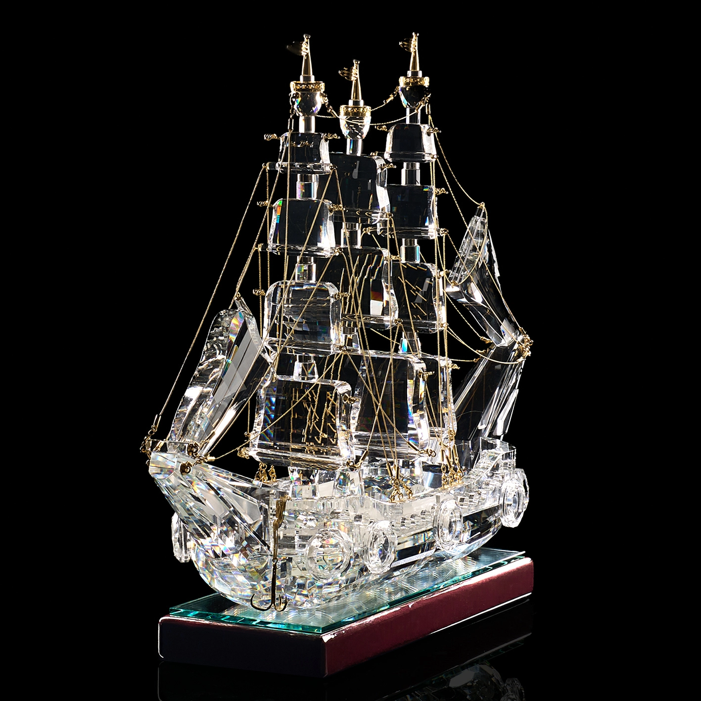 Tác phẩm điêu khắc pha lê "Con thuyền"