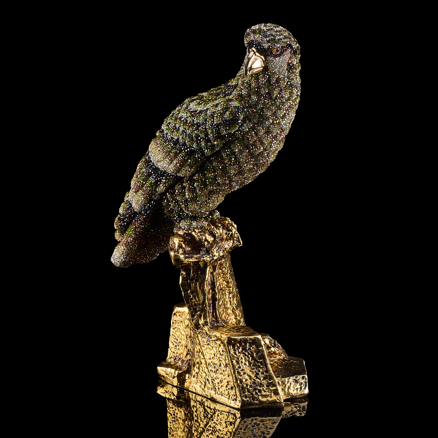 Tác phẩm điêu khắc bằng đá pha lê cao cấp "Chim ưng"