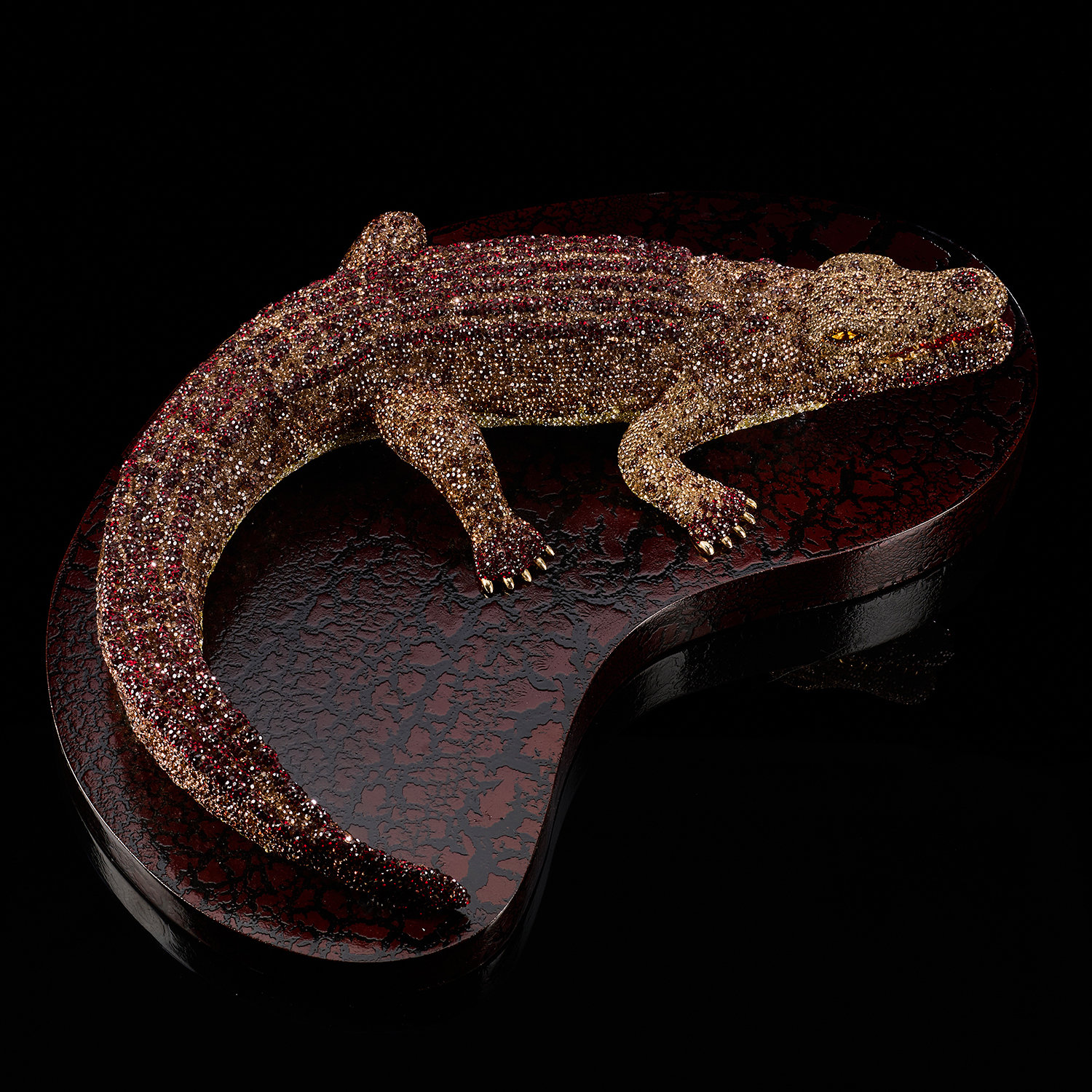 Tác phẩm điêu khắc đính đá pha lê hình "Cá sấu"